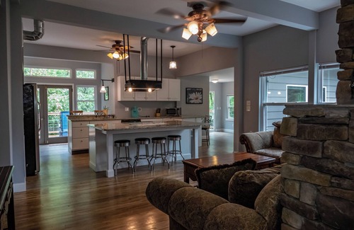 Northside Casa | new remodel w/ a hot tub, 1 mile from market st bridge,private backyard and deck