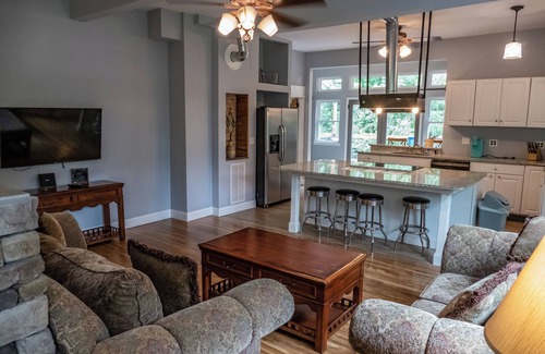 Northside Casa | new remodel w/ a hot tub, 1 mile from market st bridge,private backyard and deck