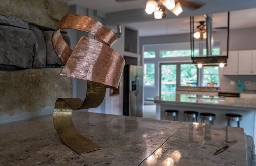 Northside Casa | new remodel w/ a hot tub, 1 mile from market st bridge,private backyard and deck