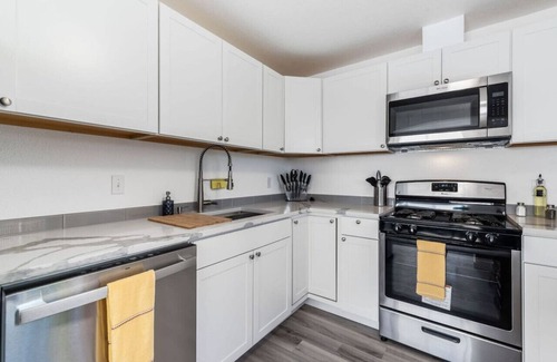 Hilltop Apartamento | New Remodeled 1BR/1BA in DT Tacoma - 1