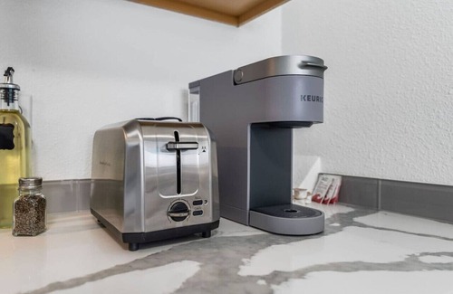 Hilltop Apartamento | New Remodeled 1BR/1BA in DT Tacoma - 1