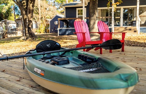 Cedar Creek Reservoir Casa | New! Remodeled Lakefront Home: Hot Tub/Kayak: Book Now - Have Fun!