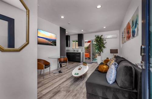 Valley Village Casa | New! Remodeled Modern Private Guest House