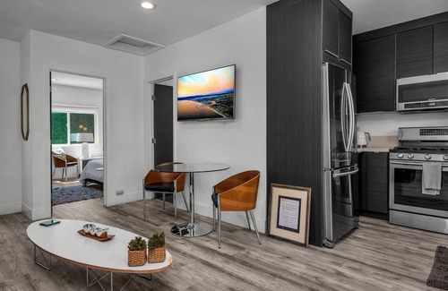 Valley Village Casa | New! Remodeled Modern Private Guest House