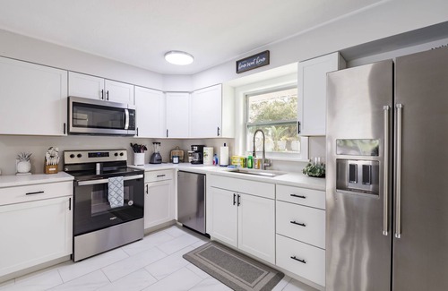 North Trail Casa | NEW Remodeled Pool Home w/ Mini Golf By Downtown