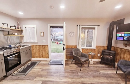 Glenwood Springs Cabina | NEW! Remodeled Cozy Rustic-Luxury w/ Kitchen #10