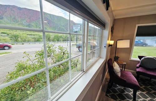 Glenwood Springs Cabina | NEW! Remodeled Cozy Rustic-Luxury w/Kitchen