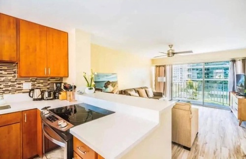 McCully - Moiliili Apartamento | NEW RENO 2 apts fit 12! 2 car parking, pool & more