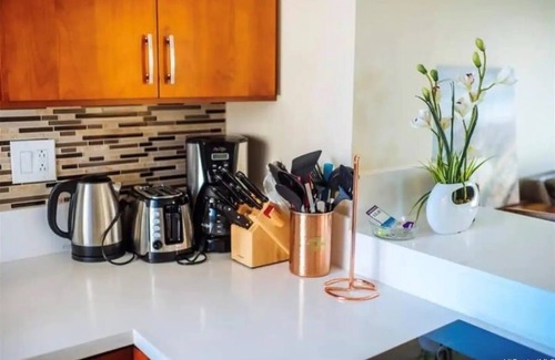 McCully - Moiliili Apartamento | NEW RENO 2 apts fit 12! 2 car parking, pool & more