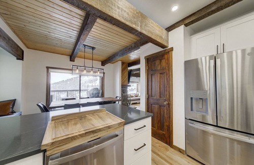 Big Sky Condominio | New Reno Ski In/Out Lux Modern Duplex w/ Private Hot Tub, Heated Garage, Views