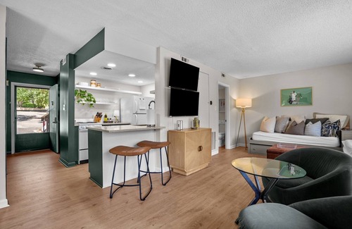 Pinehurst Condominio | NEW reno! Walk to Pinehurst CC, The Cradle and enjoy the indoor putting green!