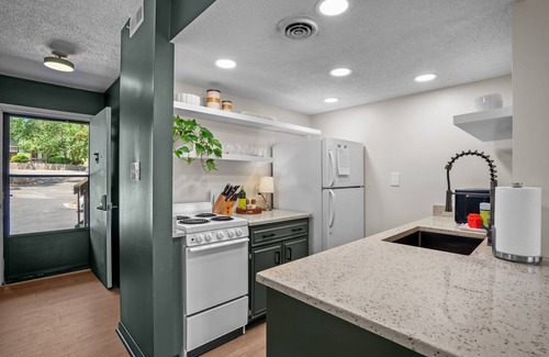 Pinehurst Condominio | NEW reno! Walk to Pinehurst CC, The Cradle and enjoy the indoor putting green!