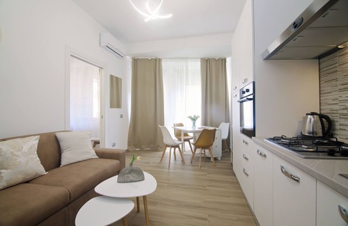 Cinecitta Apartamento | NEW RENOVATED APARTMENT ABOVE METRO A -LUCIO SESTIO-