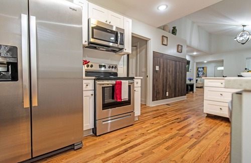Atlanta Casa | NEW Renovated Home Mile from Mercedes Benz