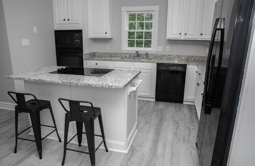 Bracey Casa | New Renovated Lake Front Home 6,000 SqFt Sleeps 22