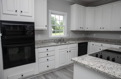 Bracey Casa | New Renovated Lake Front Home 6,000 SqFt Sleeps 22