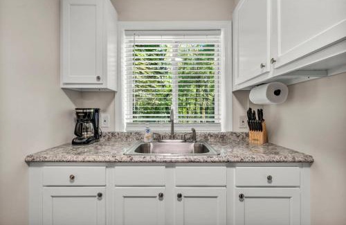 Berea Casa | NEW Renovated Near CLE - King Bed, Metropark & Firepit