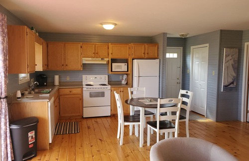Corran Ban Cabaña | "New Renovated Refreshing 3 Bedroom 1 Bath Cottage"
