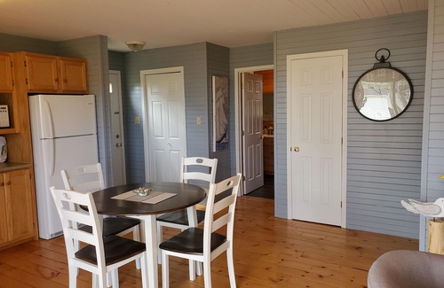 Corran Ban Cabaña | "New Renovated Refreshing 3 Bedroom 1 Bath Cottage"