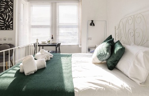Southall Green Apartamento | New renovated studio garden flat 7 mins from Elizabeth line!