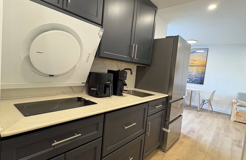 Cote-Des-Neiges—Notre-Dame-De-Grace Condominio | New Renovated Studio with Queen Bed + Sofa Bed