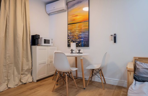 Cote-Des-Neiges—Notre-Dame-De-Grace Condominio | New Renovated Studio with Queen Bed + Sofa Bed