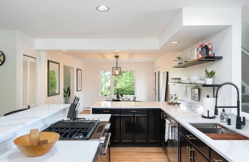 Kenmore Casa | New! Renovated retreat 13 miles to Seattle TV/foosball room, Outdoor Grill, Fireplace, Sport Court