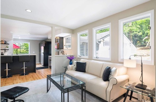 Kenmore Casa | New! Renovated retreat 13 miles to Seattle TV/foosball room, Outdoor Grill, Fireplace, Sport Court