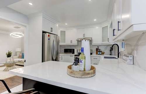 Steeles Casa | NEW RENOVATION WOODS VIEW 2 MINS TO PACIFICMALL