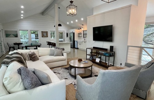 Gainesville Casa | New Rental - Farmhouse Bliss by the Lake