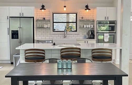 Gainesville Casa | New Rental - Farmhouse Bliss by the Lake