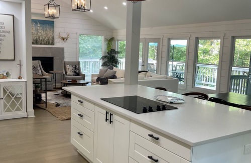Gainesville Casa | New Rental - Farmhouse Bliss by the Lake