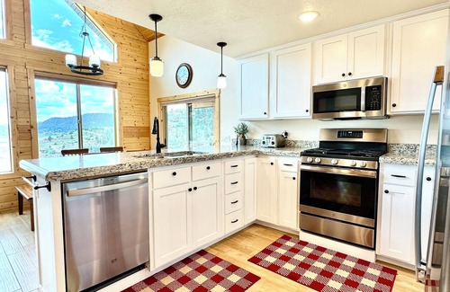 Mammoth Creek Cabina | New Rental. Sleeps 8. Family Getaway with Great Views of Panguitch Lake & Sunset