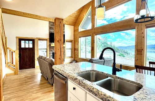 Mammoth Creek Cabina | New Rental. Sleeps 8. Family Getaway with Great Views of Panguitch Lake & Sunset