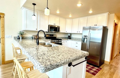 Mammoth Creek Cabina | New Rental. Sleeps 8. Family Getaway with Great Views of Panguitch Lake & Sunset