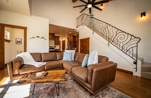 Pagosa Springs Cabina | New Rental! Walk to Downtown and Hot Springs, New Home, A/C, Tesla Charger!