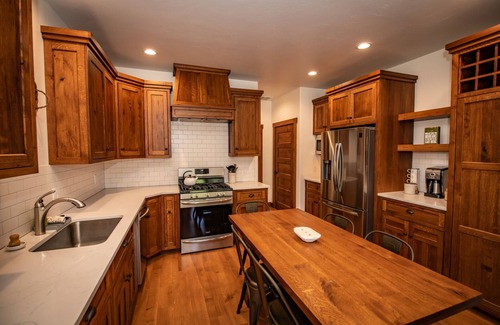 Pagosa Springs Cabina | New Rental! Walk to Downtown and Hot Springs, New Home, A/C, Tesla Charger!