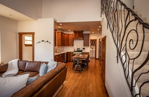 Pagosa Springs Cabina | New Rental! Walk to Downtown and Hot Springs, New Home, A/C, Tesla Charger!