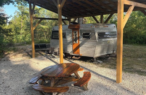 Campton Casa | NEW! Retro 1970s Camper 24-Mile Ridgetop Views, Stargazing & Private Retreat