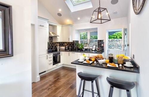 Bowland Bridge Casa | NEW - River Barn - 5 Star - Luxury Riverside Retreat