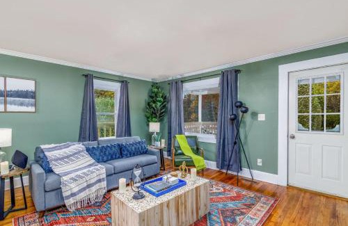 Summerlee Casa | New River Gorge Cottage w Hot Tub, Fire Pit, Grill