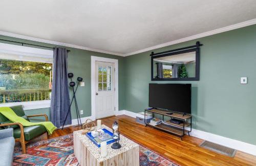 Summerlee Casa | New River Gorge Cottage w Hot Tub, Fire Pit, Grill