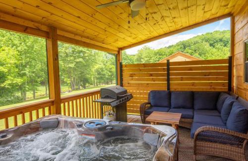 Creston Casa | New River Log Cabin, HOT TUB, Fire Pit