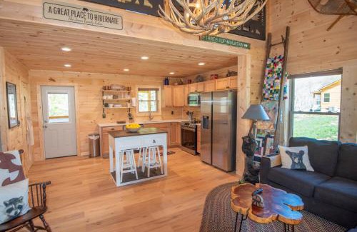 Creston Casa | New River Log Cabin, HOT TUB, Fire Pit