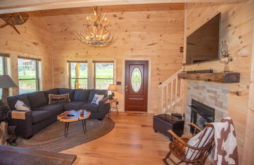 Creston Casa | New River Log Cabin, HOT TUB, Fire Pit