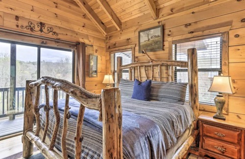 Murphy Cabina | *NEW Riverfront Cabin with Mountain Views