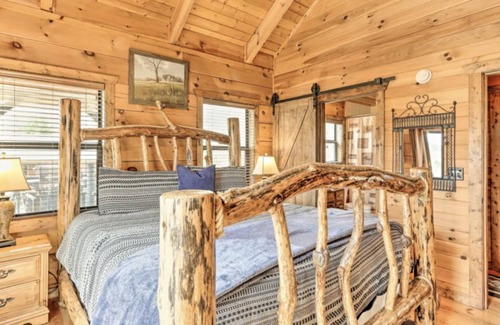 Murphy Cabina | *NEW Riverfront Cabin with Mountain Views