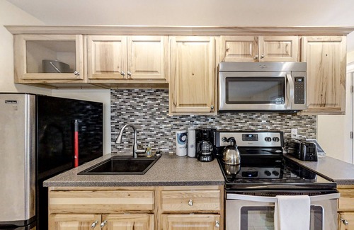 Edgecomb Condominio | New Riverfront Condo in Sheepscot Harbour - Walk to Famed Seafood Eatery