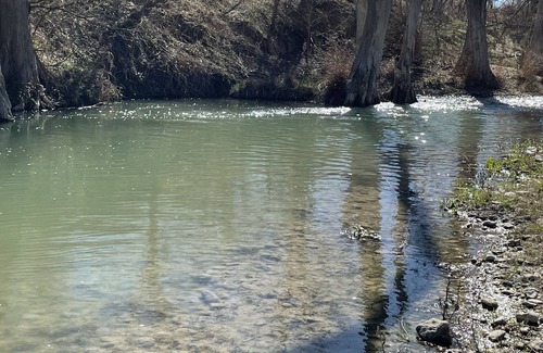 Boerne Casa | New*Riverfront*Hot tub*Sleeps 10 - Texas Hill Country