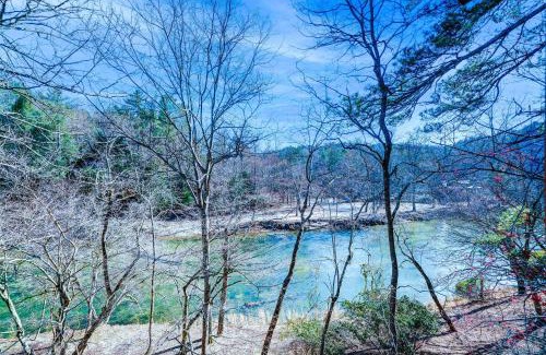 Ellijay Casa | New Riverfront Retreat - Sleeps 12 Ellijay